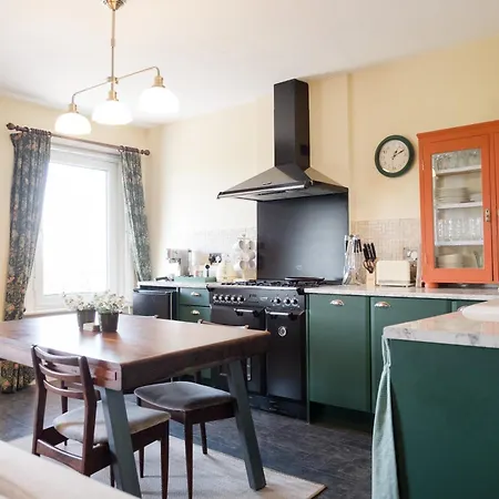 Southsea, Portsmouth - Two Bedroom Apartment - Newly Refurbished Throughout - Treetop Sea Views Exterior photo