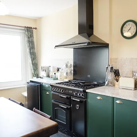 Southsea, Portsmouth - Two Bedroom Apartment - Newly Refurbished Throughout - Treetop Sea Views Exterior photo
